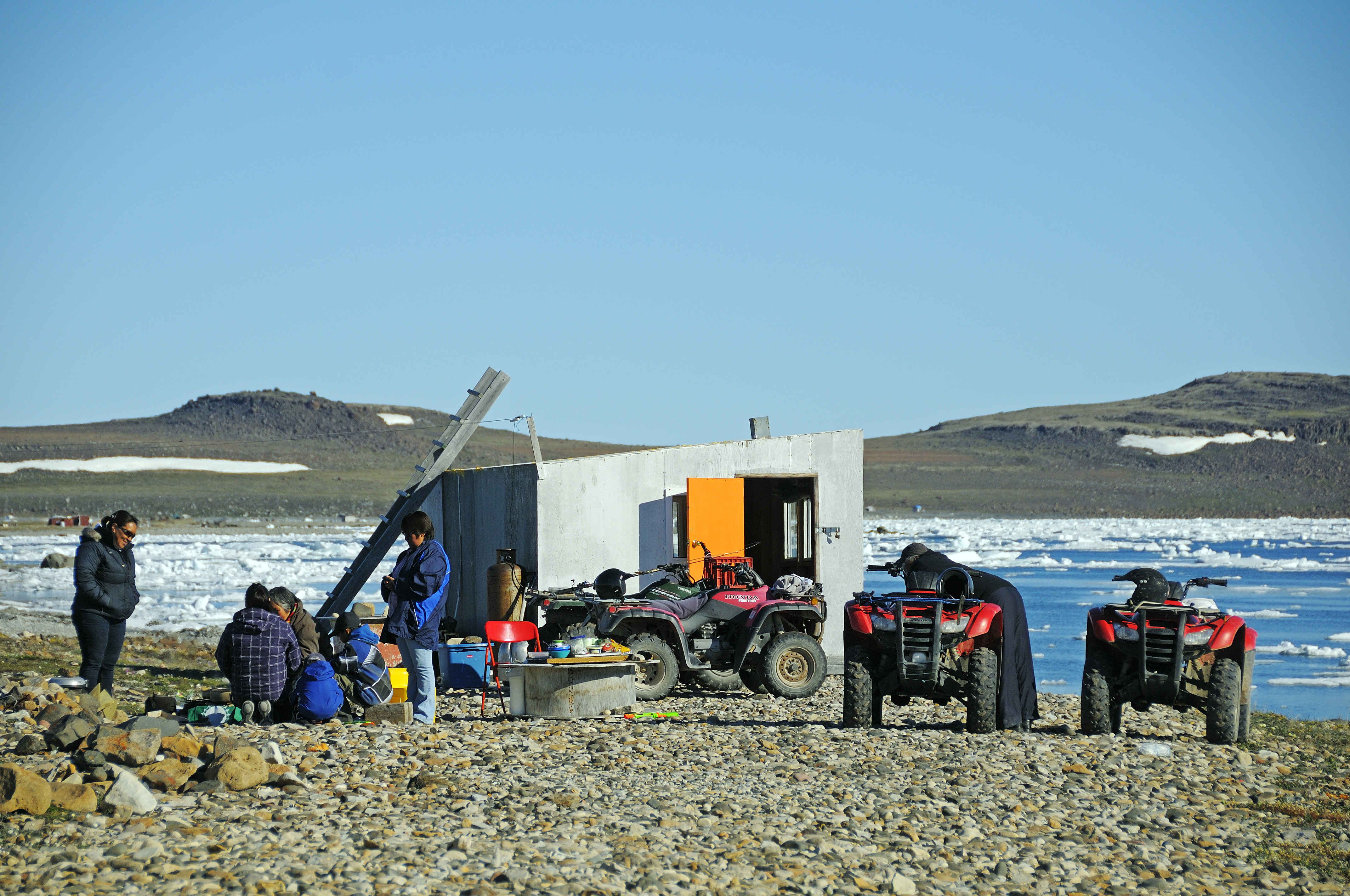 Familie vom Volk der Inuit an ihrer Angler-Hütte am Ufer der Beaufort Sea, Nordpolarmeer, Victoria Island (vorher Holman Island), Dorf Ulukhaktok, Northwest Territories, Kanada, Amerika