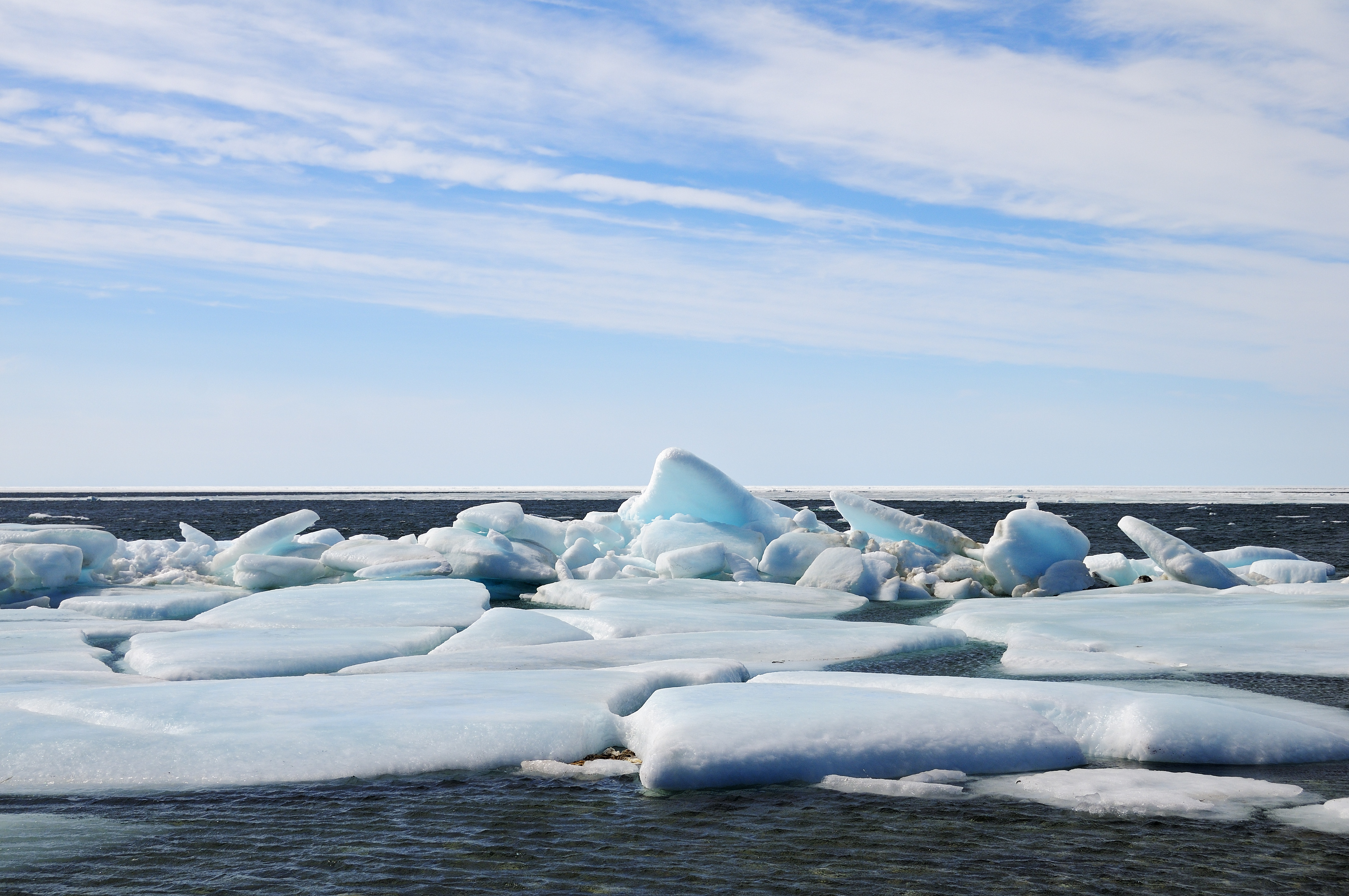 Eis-Schollen in der Beaufort Sea, Nordpolarmeer, Victoria Island (vorher Holman Island), Dorf Ulukhaktok, Northwest Territories, Kanada, Amerika